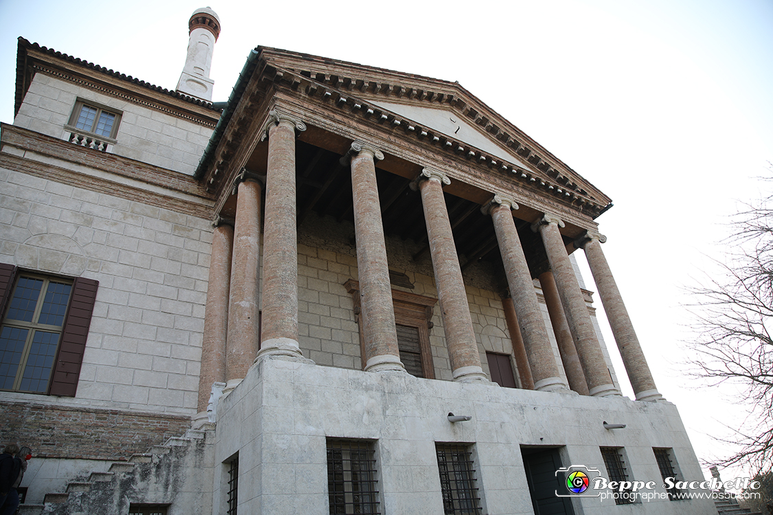 VBS_6950 - Villa Foscari detta La Malcontenta - Mira (Venezia).jpg - VILLA FOSCARI detta LA MALCONTENTA Villa veneta a Mira (Venezia) progettata da Andrea Palladio nel 1559 per i fratelli Nicolò e Alvise Foscari, appartenenti a una delle famiglie più potenti della Repubblica di Venezia. La residenza ha un carattere maestoso e imponente. L'edificio fu voluto da Nicolò Foscari (proprietario della celebre Ca' Foscari sul Canal Grande),